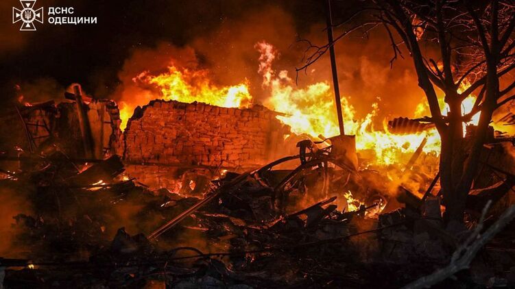 Наслідки нічних ударів на Одещині. Фото: ДСНС