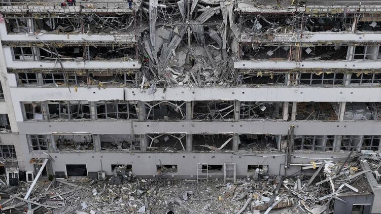 Бизнес-центр на Оболони в Киеве после прилета ракеты