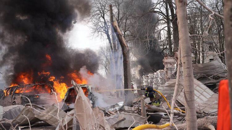 Наслідки удару по Сумах. Фото: ДСНС