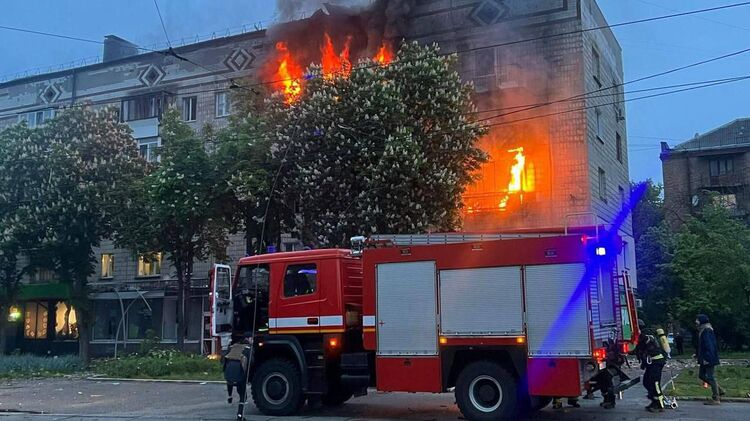 Последствия удара по Киеву. Фото: ГСЧС