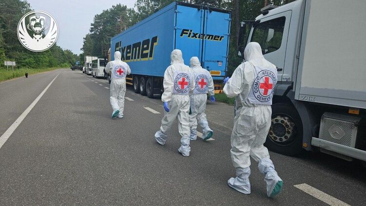 Вантажівки з тілами військових Фото: координаційний штаб