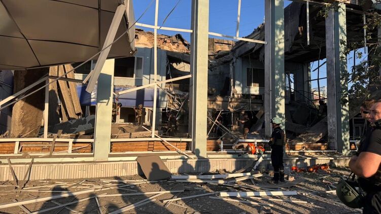 Наслідки російської атаки у Запоріжжі. Фото: ДСНС