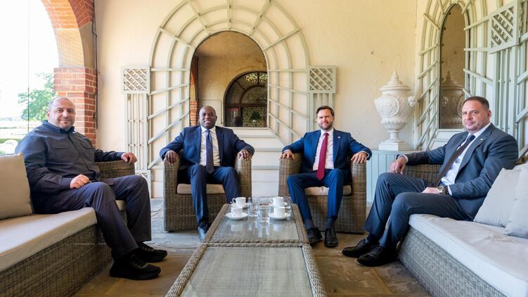 Венс, Єрмак і Помер у Лондоні