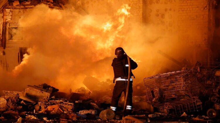 Результат російського удару по Україні. Фото: ДСНС