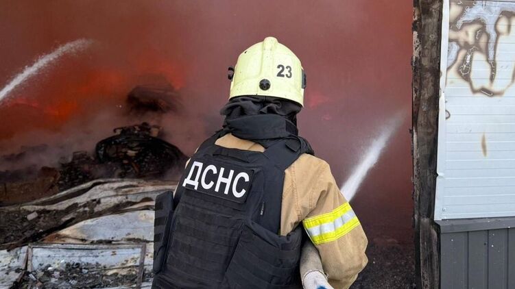 В Україні продовжуються атаки на об'єкти промисловості. Фото: ДСНС