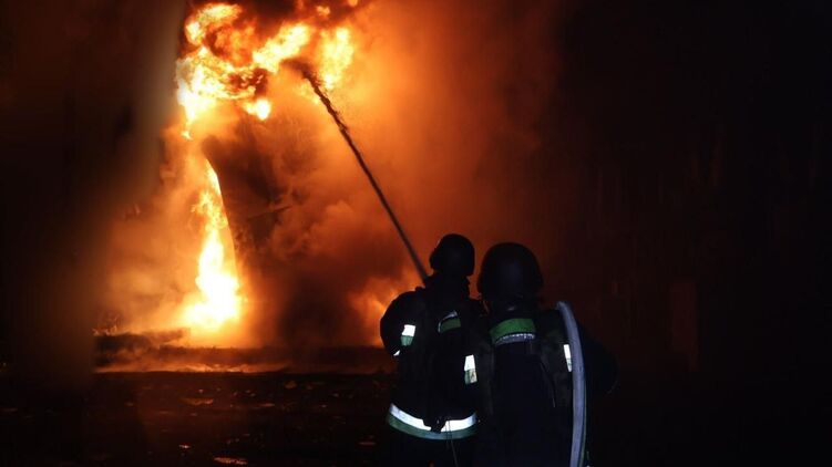 Россияне снова нанесли удары по энергетической инфраструктуре. Фото: ГСЧС