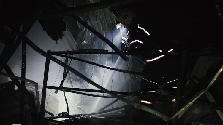 Последствия ночной атаки дронов на Чугуев. Фото: ГСЧС