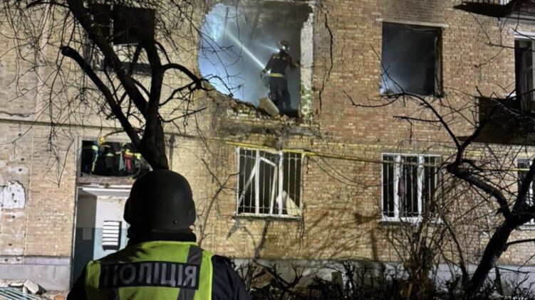 Киев подвергся обстрелу. Фото: ГСЧС