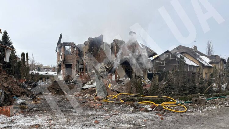 Дома под Киевом после воздушной атаки