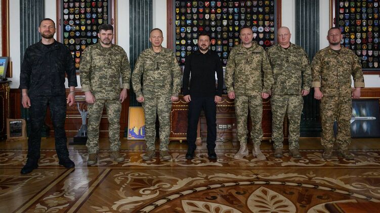 Зеленський з в.о., міністра оборони Хмарою (крайній ліворуч), а також новим та старим військовим керівництвом