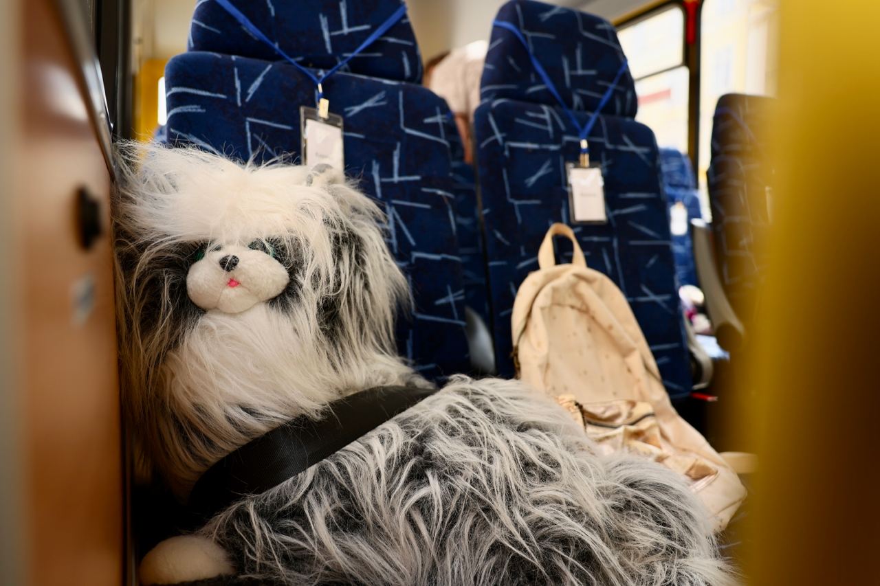 Во Львове поставили пустые школьные автобусы, чтобы почтить память погибших детей