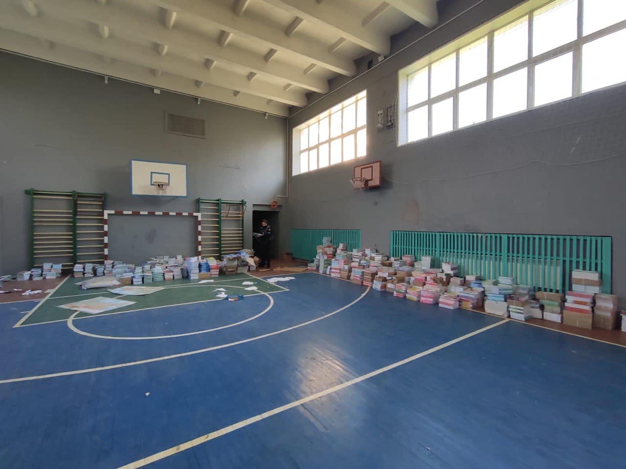 В деоккупированной Боровой нашли горы российских учебников - их изъяли