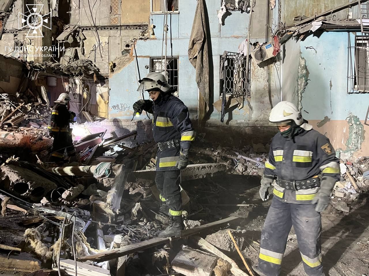 Рятувальники розбирають завали житлового будинку у Запоріжжі