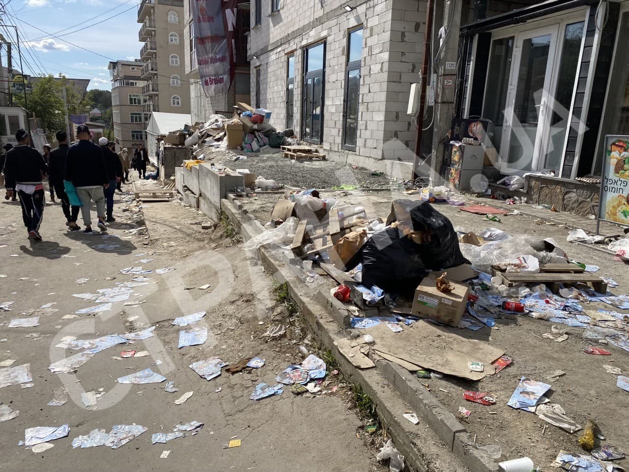 В Умани после хасидов все улицы завалены мусором