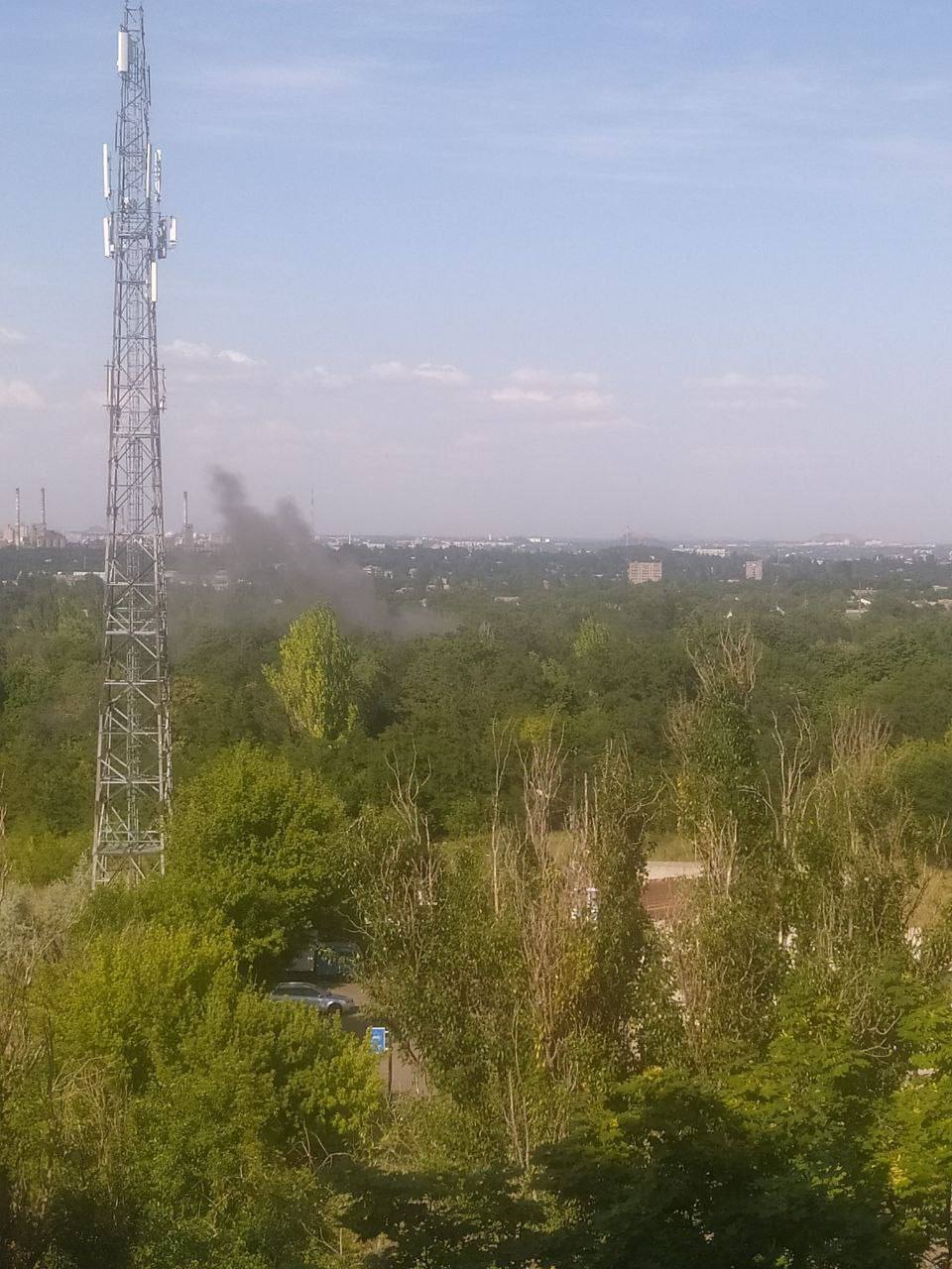 Пожар после обстрела в донецком микрорайоне Текстильщик