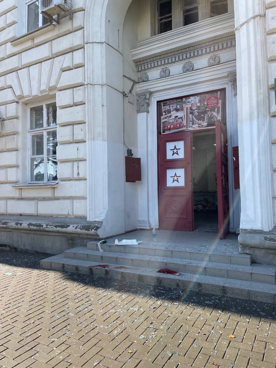 Пострадавшее здание штаба