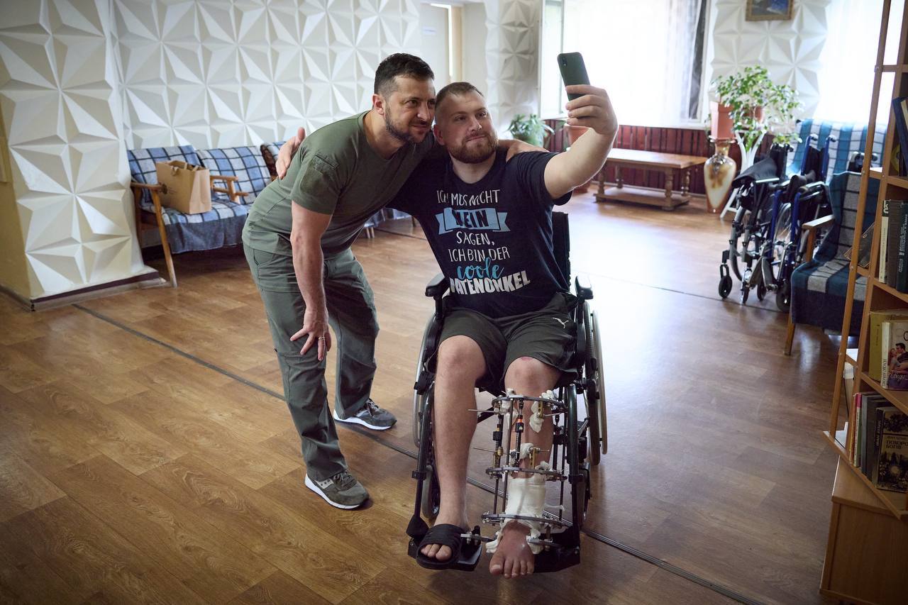 Зеленский с раненными военными