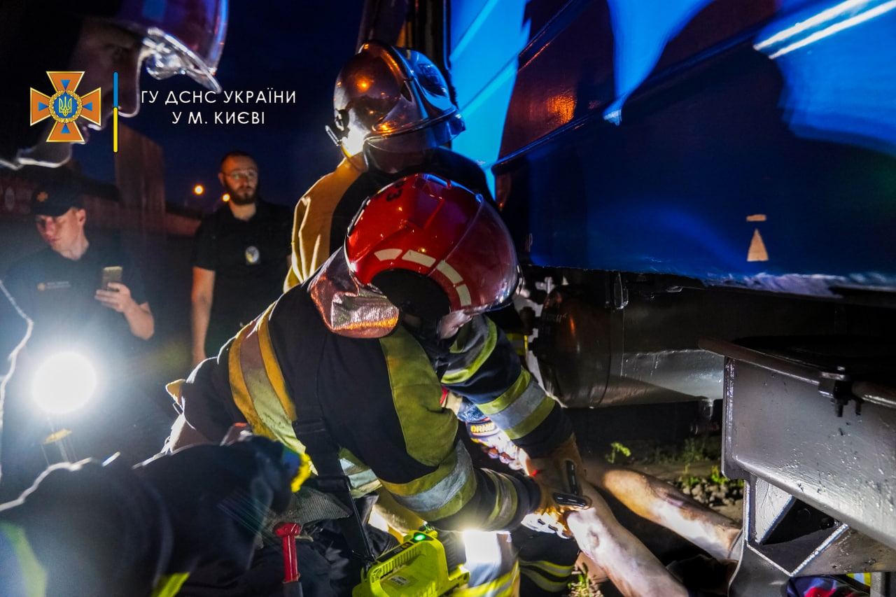 Спасатели достают тело погибшего под поездом