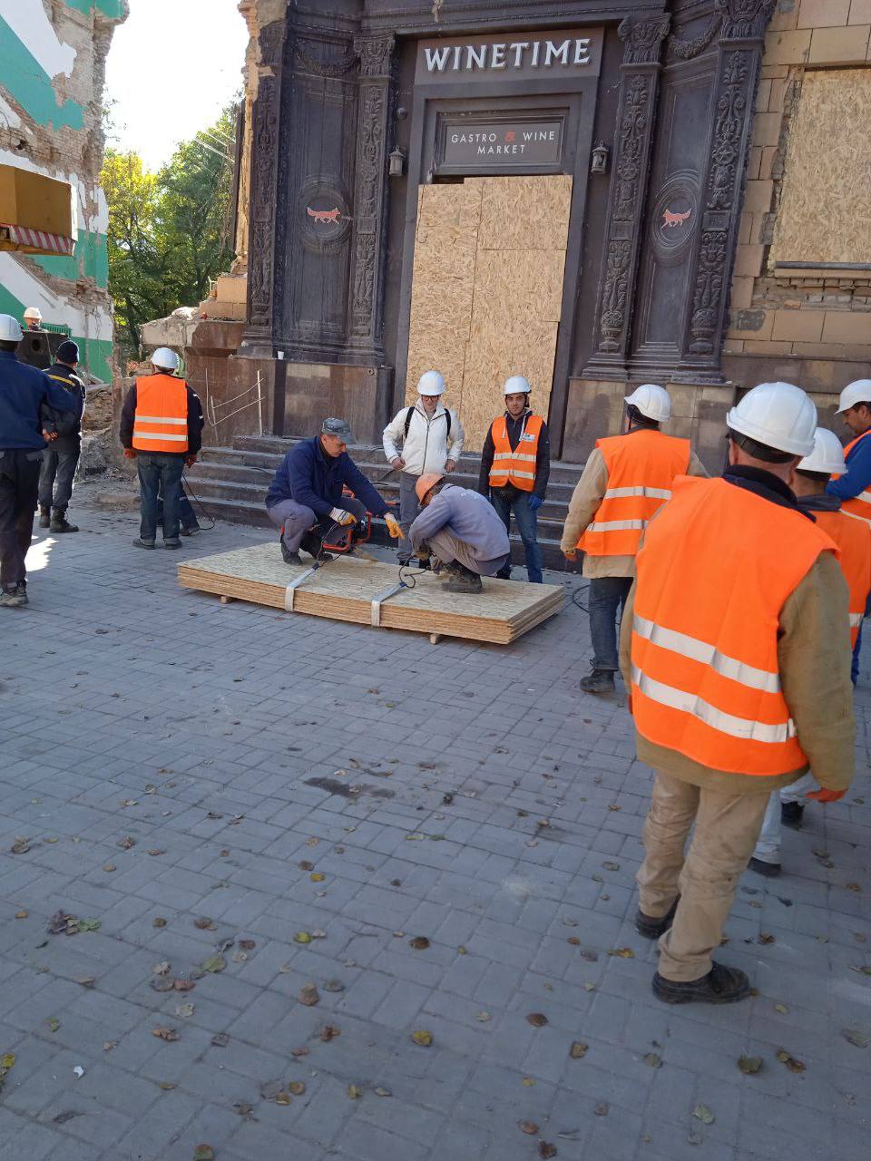 Работы в разрушенном доме в Запорожье