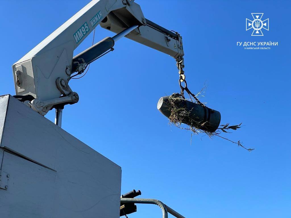 Пиротехники достали из водоема под Киевом боевую часть ракеты