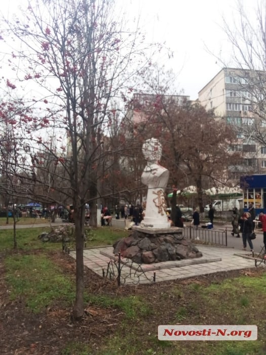 Памятник Суворову в Николаеве облили красной краской
