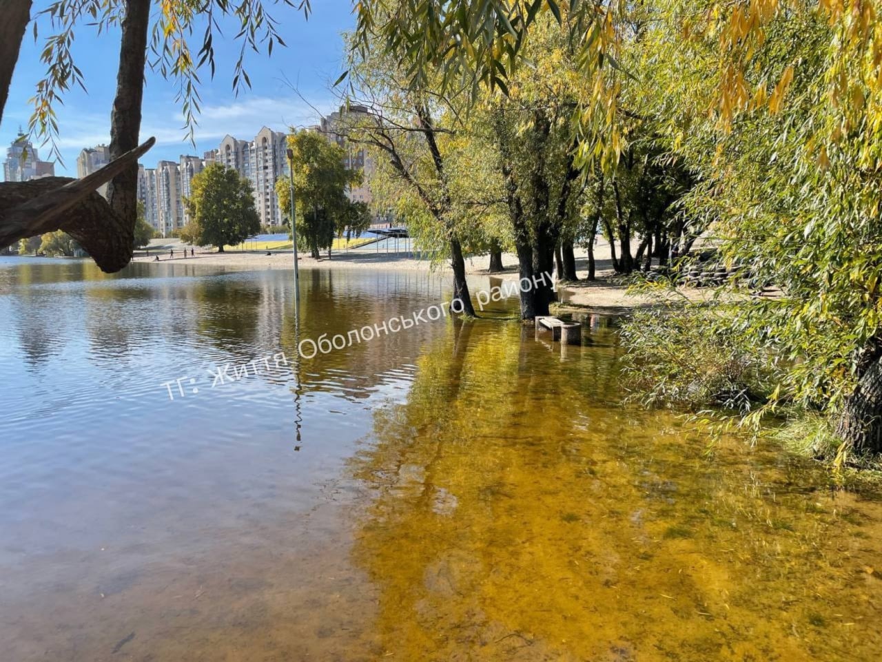 Так сейчас выглядит Днепр в Киеве на Оболони после того, как в реке поднялся уровень воды