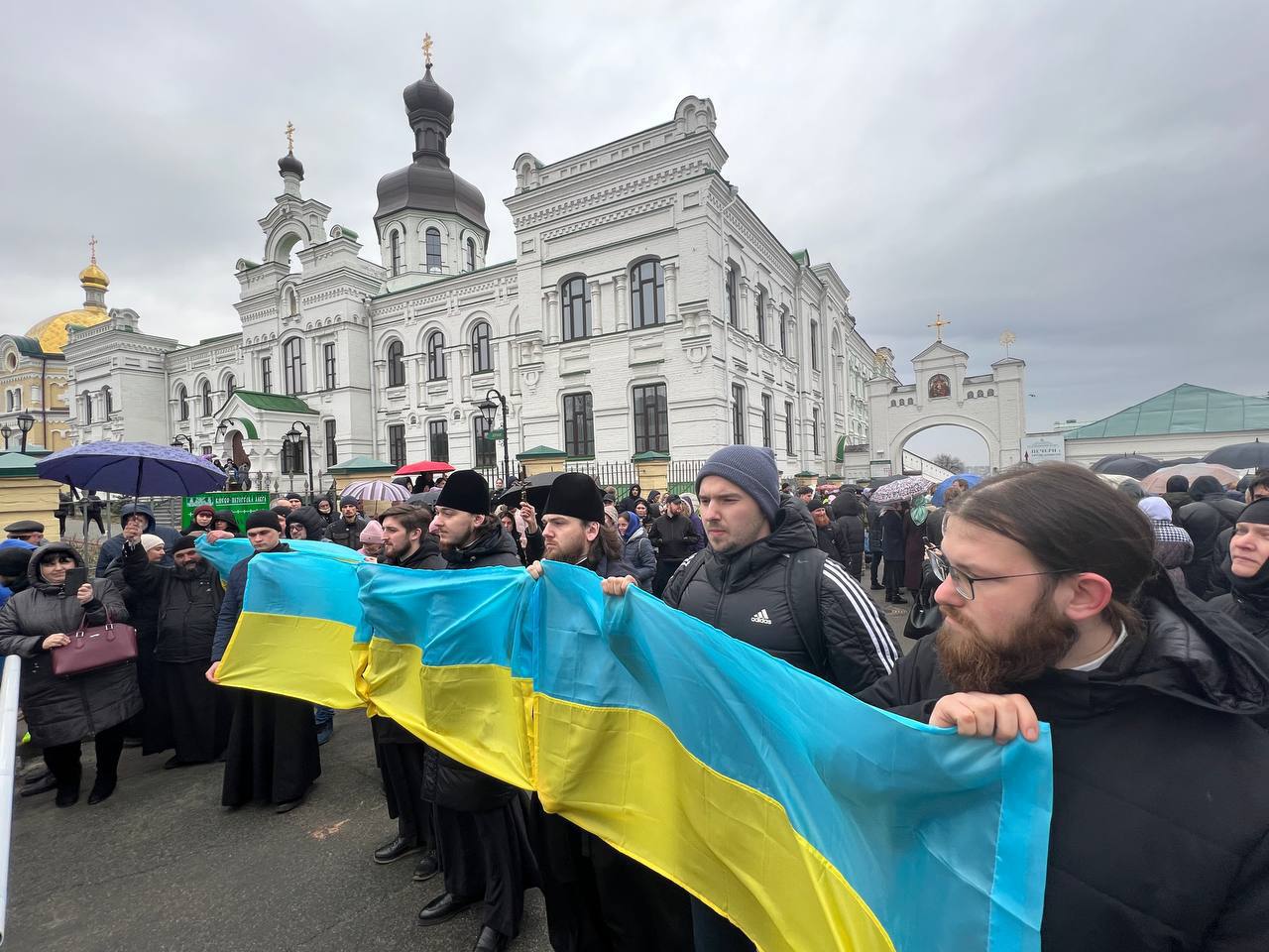 Навколо Лаври стоять пікети прихильників захисників монастиря