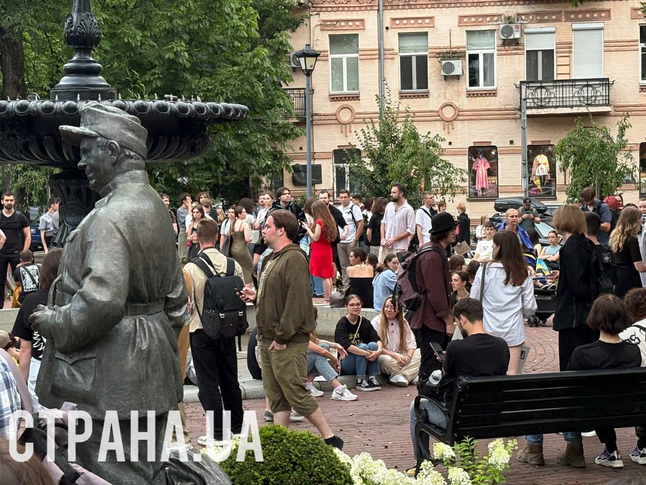 У Києві біля театру імені Франка зібралися протестувальники проти закону про урізання повноважень НАБУ та САП