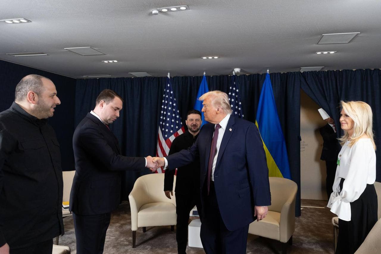 Фото рукостискання Трампа та голови Офісу президента України Буданова у Давосі під час переговорів із Зеленським сьогодні вдень публікують українські паблики