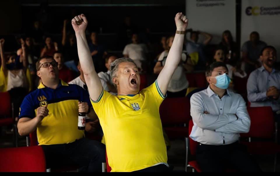 Порошенко смотрит матч Украина - Северная Македония. Фото: facebook.com/olesia.medvedieva