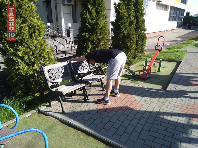 Зеленский делает растяжку. Фото: tabloid.pravda.com.ua