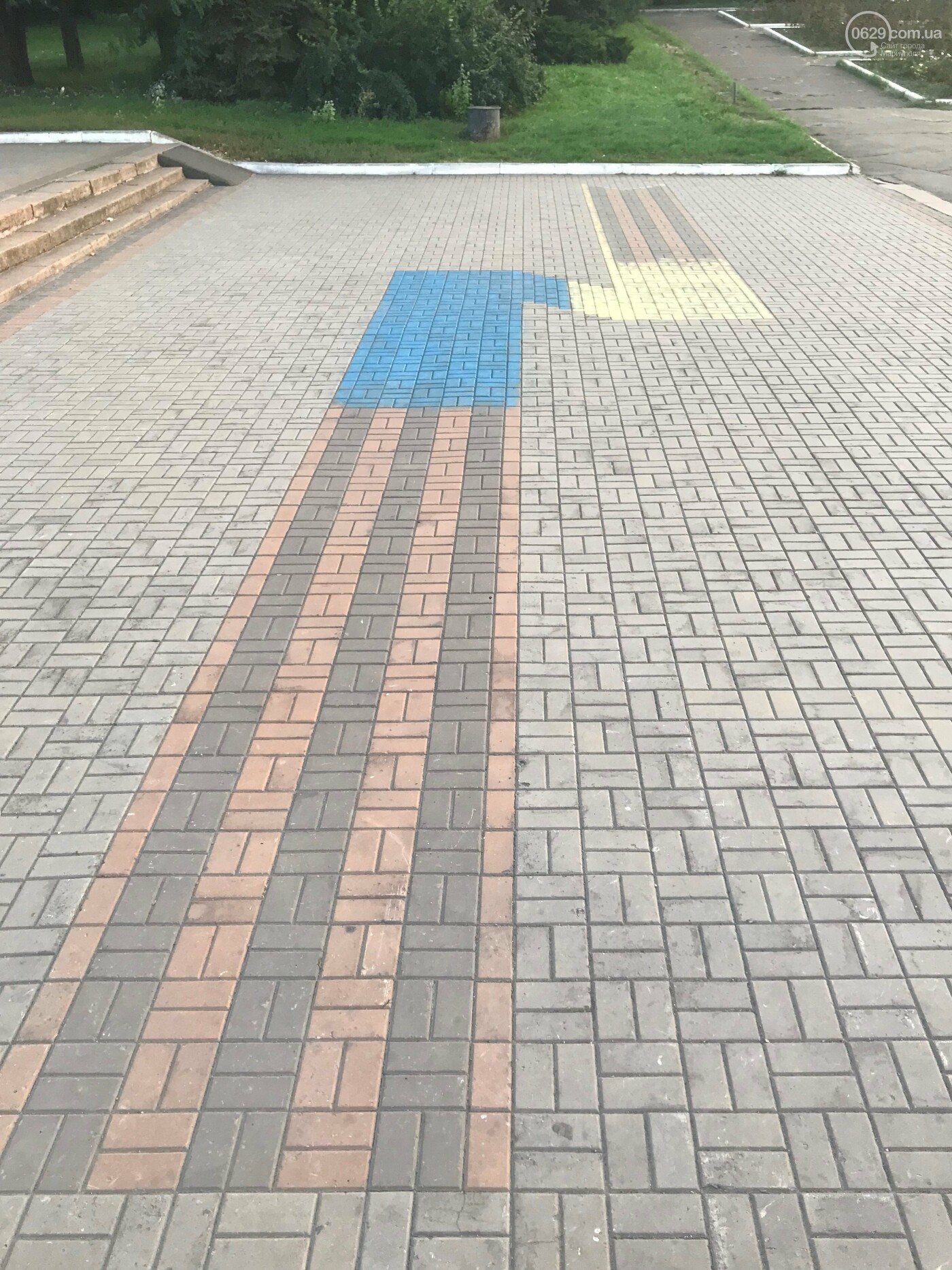 Плитку на площади покрасили в цвета государственного флага. Фото: 0629.com.ua