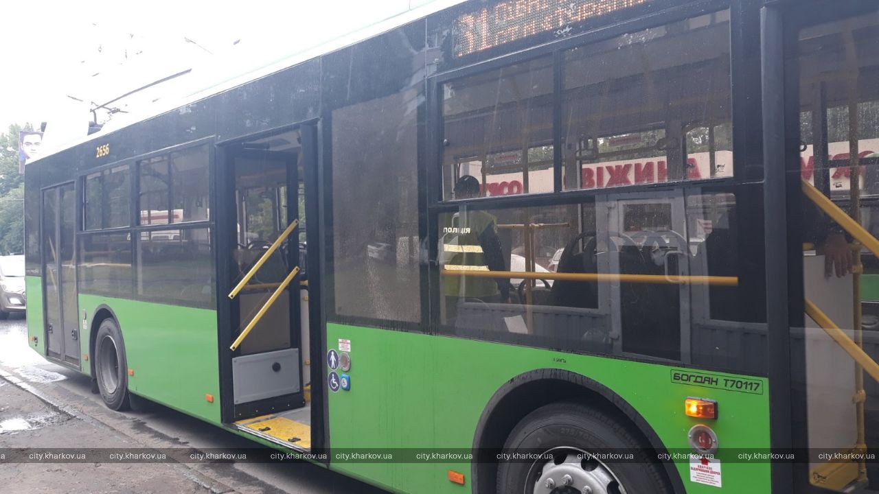 Обстрелянный троллейбус в Харькове. Фото: city.kharkov.ua