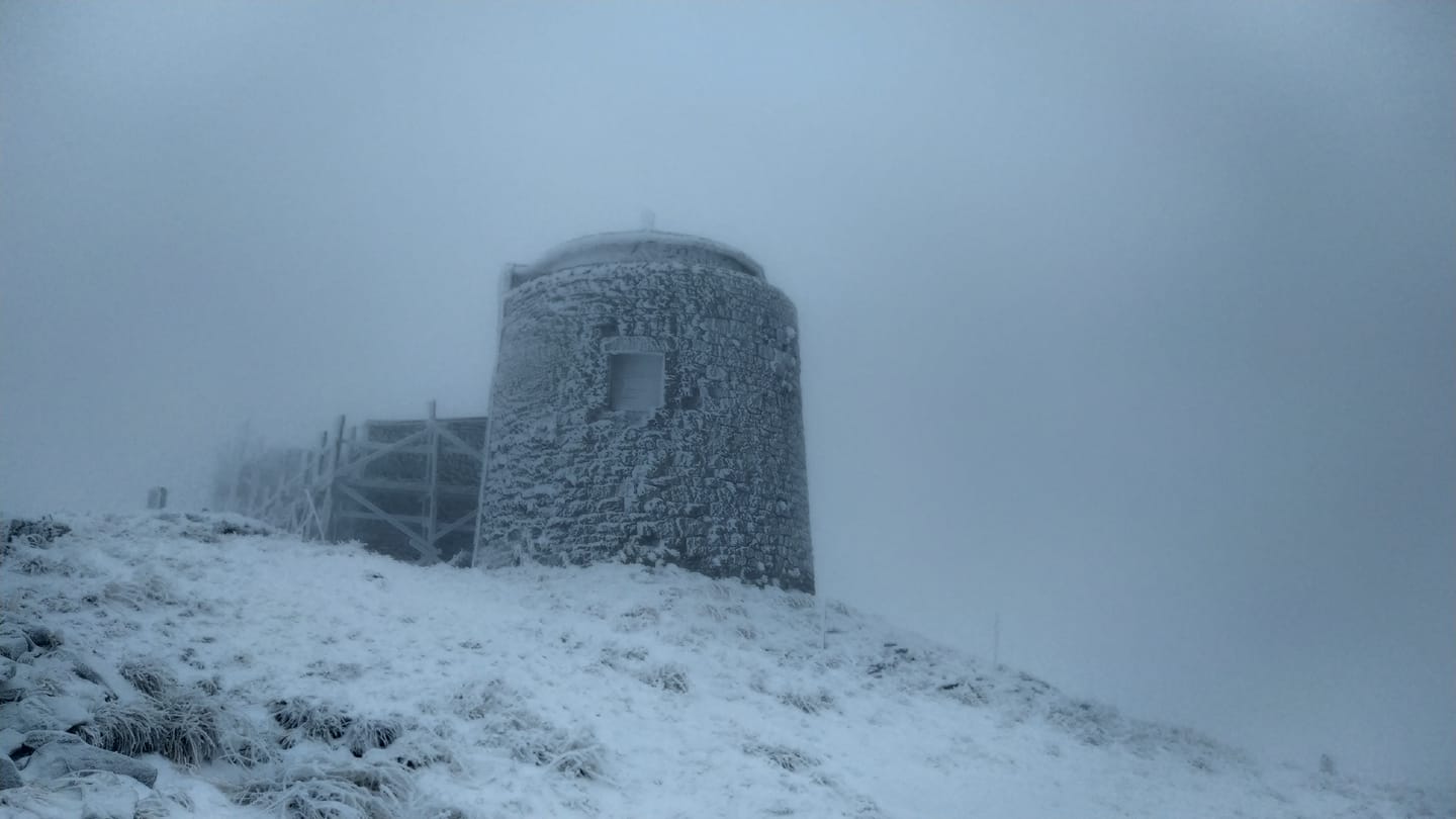 На высокогорье Карпат пошел снег. Фото: facebook.com/chornogora.rescue112