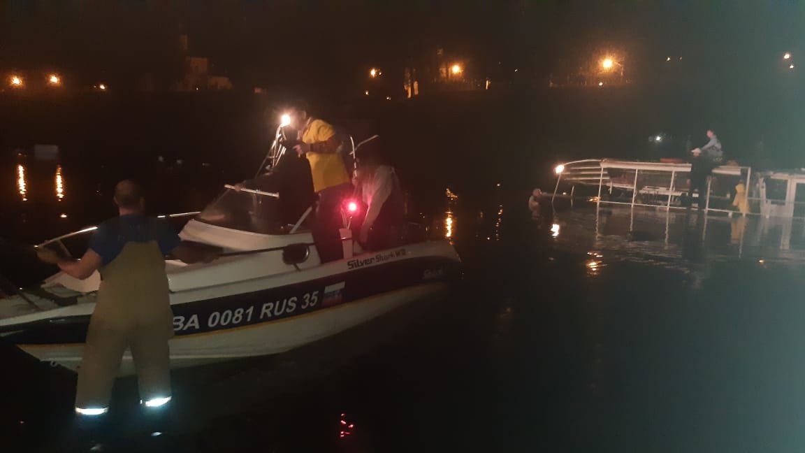 В Волгограде затонул прогулочный теплоход. Фото: mchs.gov.ru