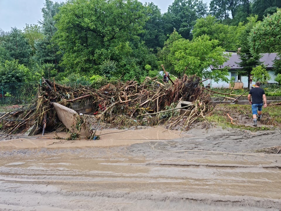 На юге Польши вышла из берегов река и затопила сотни дорог и дома