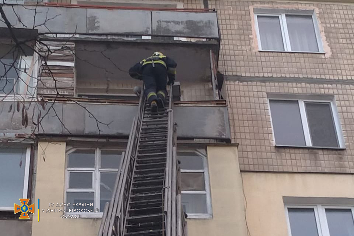 Спасатели зашли в квартиру через окно