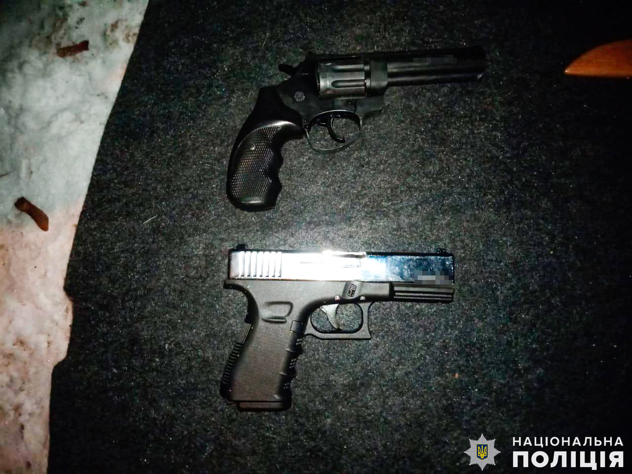 В ходе осмотра, полиции изъяла&nbsp;четыре пистолета, ножи, ружье 16-го калибра в заряженном состоянии