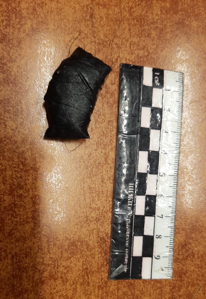 Фото: нарушителя с "травкой" в бороде обнаружили среди пассажиров