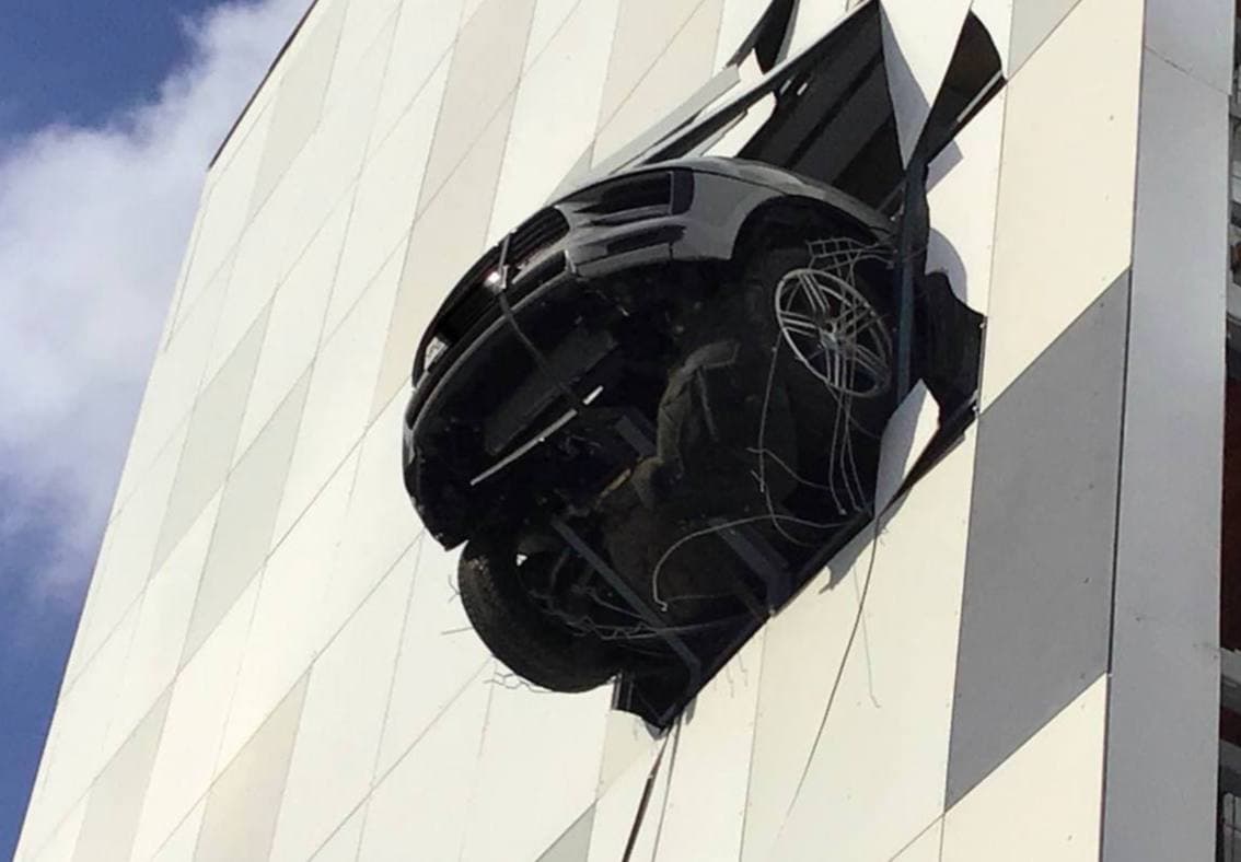 Бампер и&nbsp;передние колеса автомобиля повисли в&nbsp;воздухе