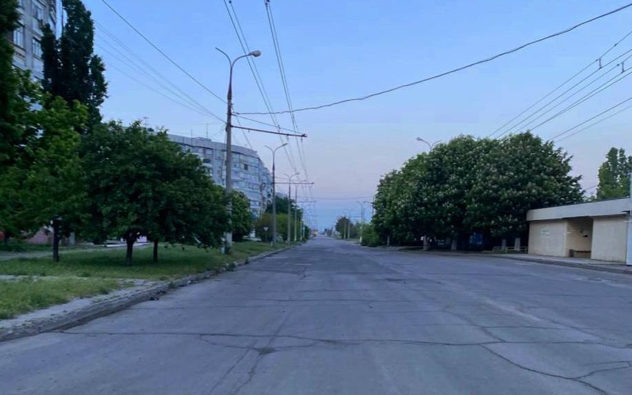 Фото пустой улицы в Херсоне из-за обстрела РФ. Источник &ndash; Телеграм