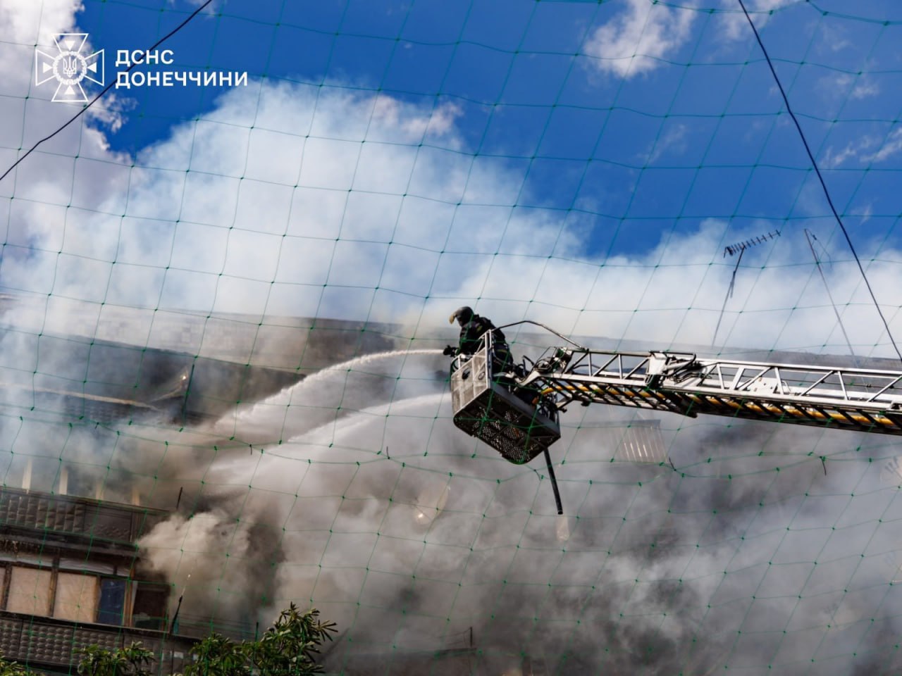Фото (5) гасіння палаючого будинку в Краматорську. Джерело – ДСНС