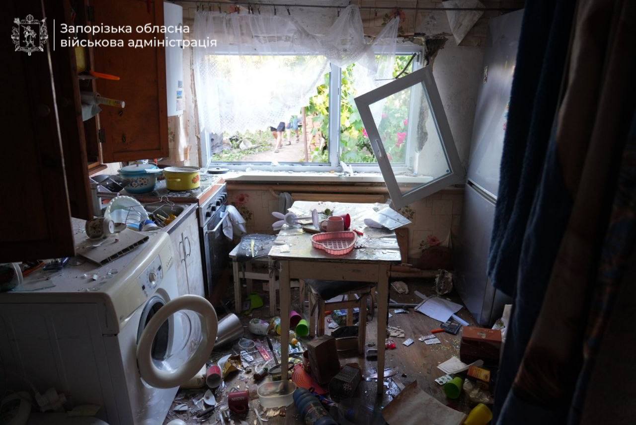 Фото (5) последствий удара РФ по Запорожью. Источник &ndash; ОВА