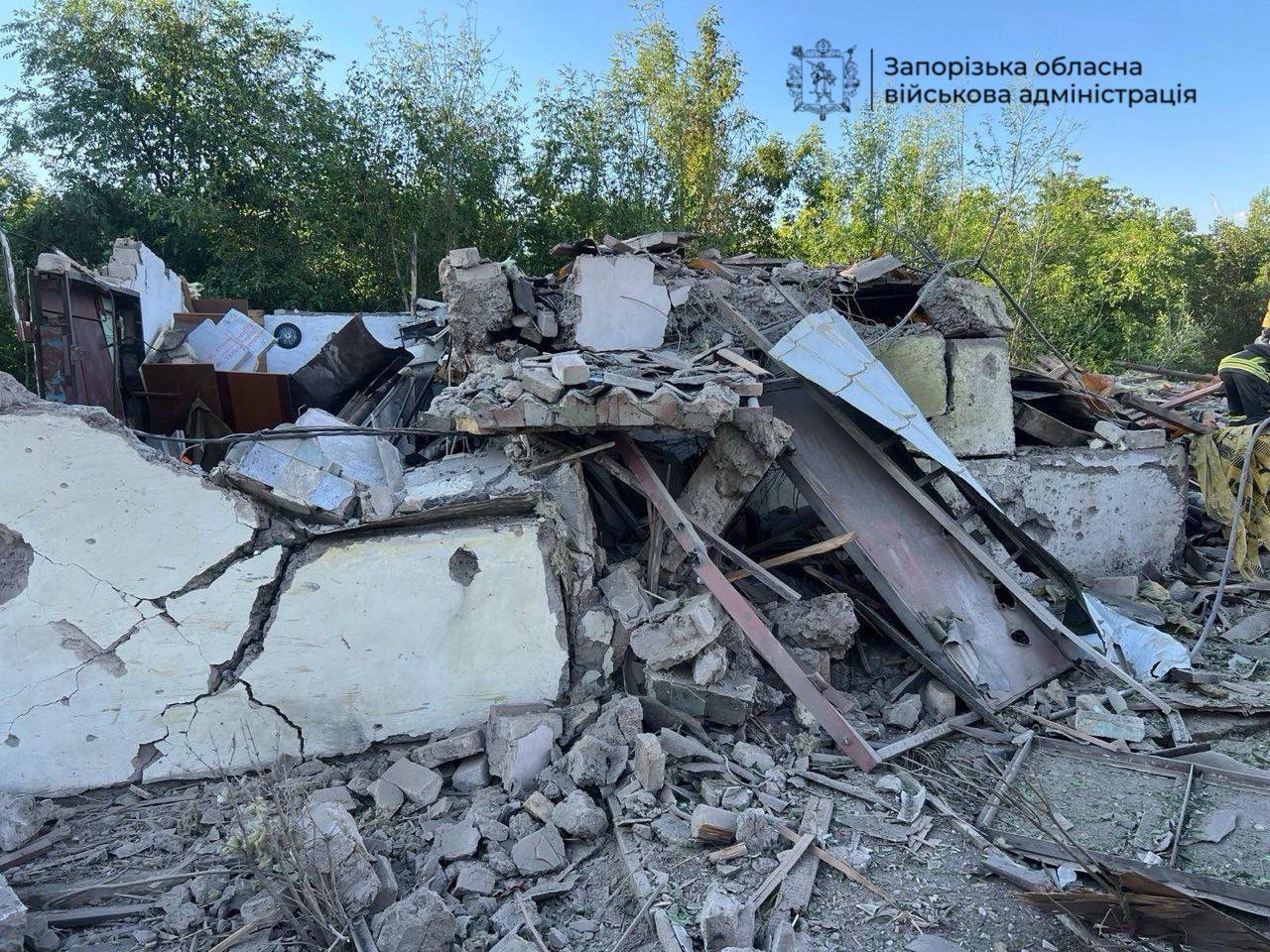 Фото (2) последствий удара РФ по Запорожью. Источник &ndash; ОВА
