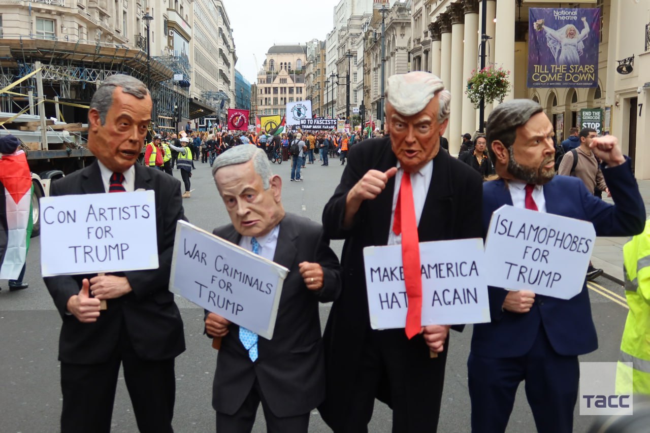 Фото: маски политиков на митинге в Лондоне. Источник - Телеграм