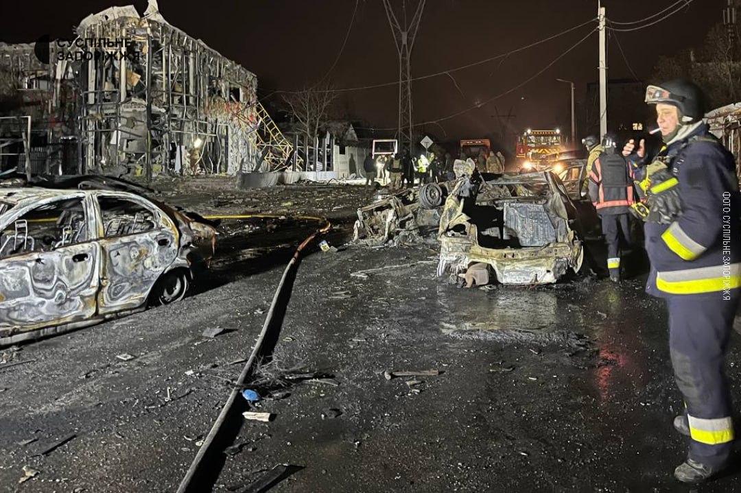 Фото (2) наслідків удару по Запоріжжі. Джерело -