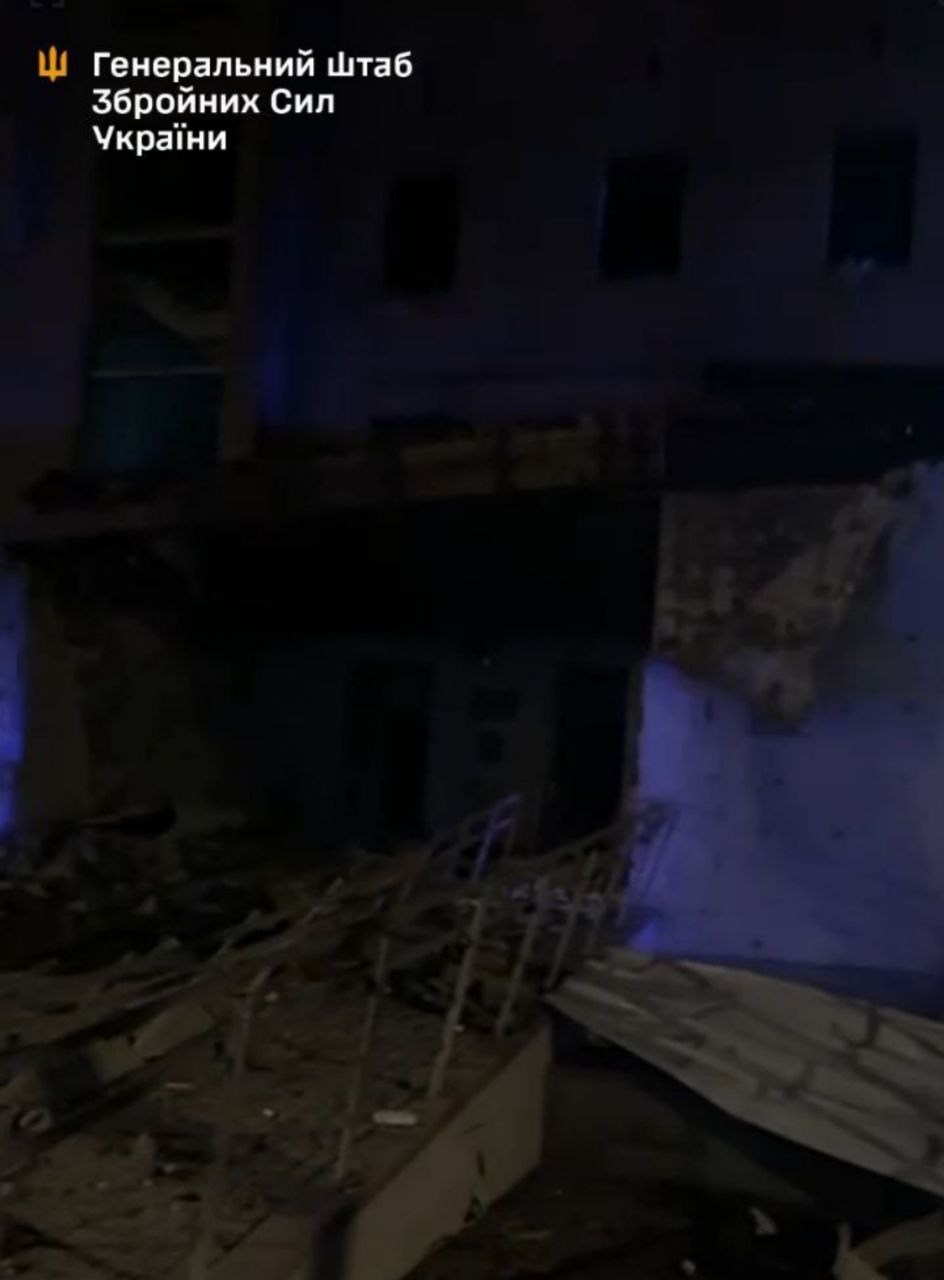 Фото (3) разрушений после взрыва. Источник - Генштаб ВСУ