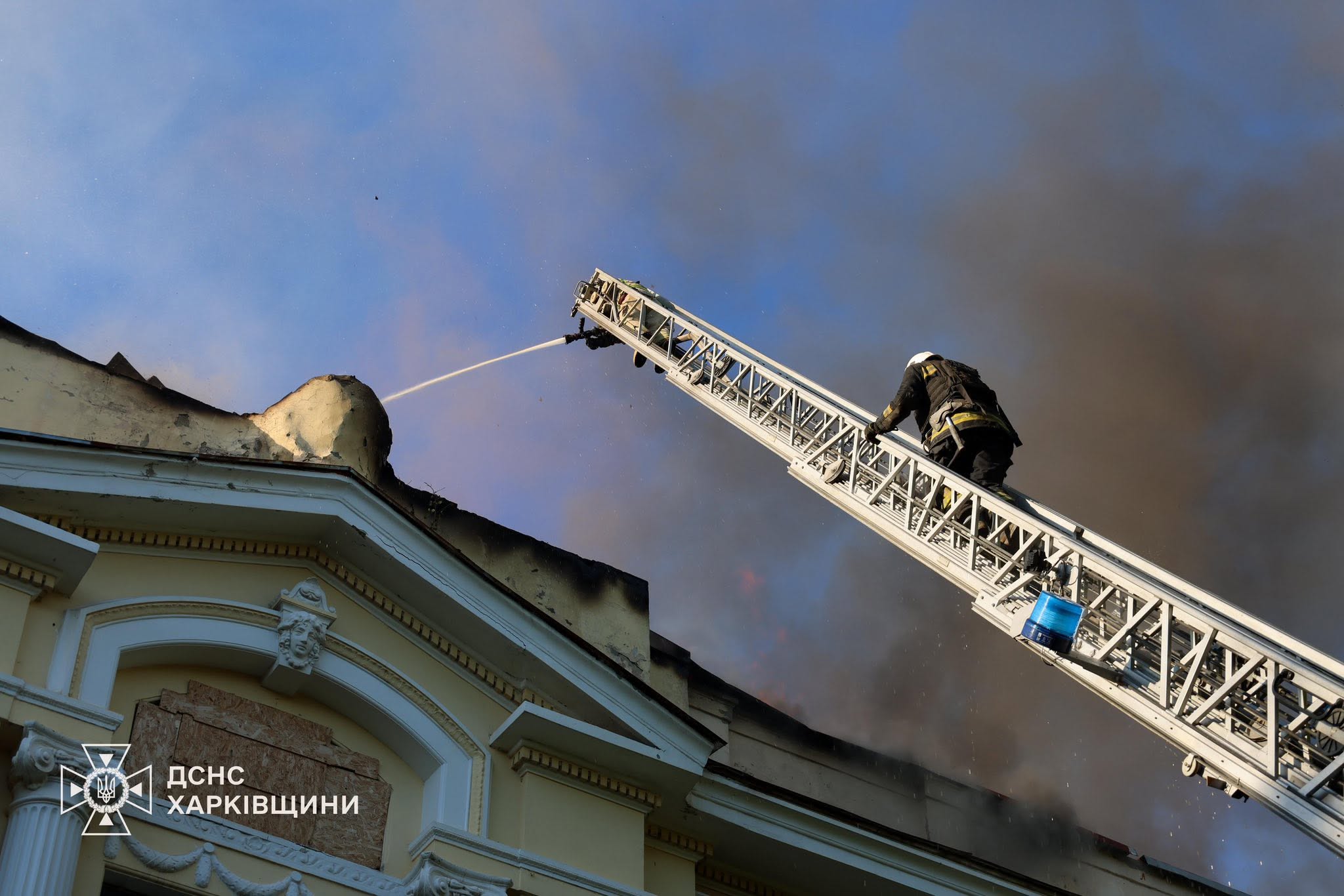 Фото (2) наслідків удару по художньому музею у Харкові. Джерело – ДСНС