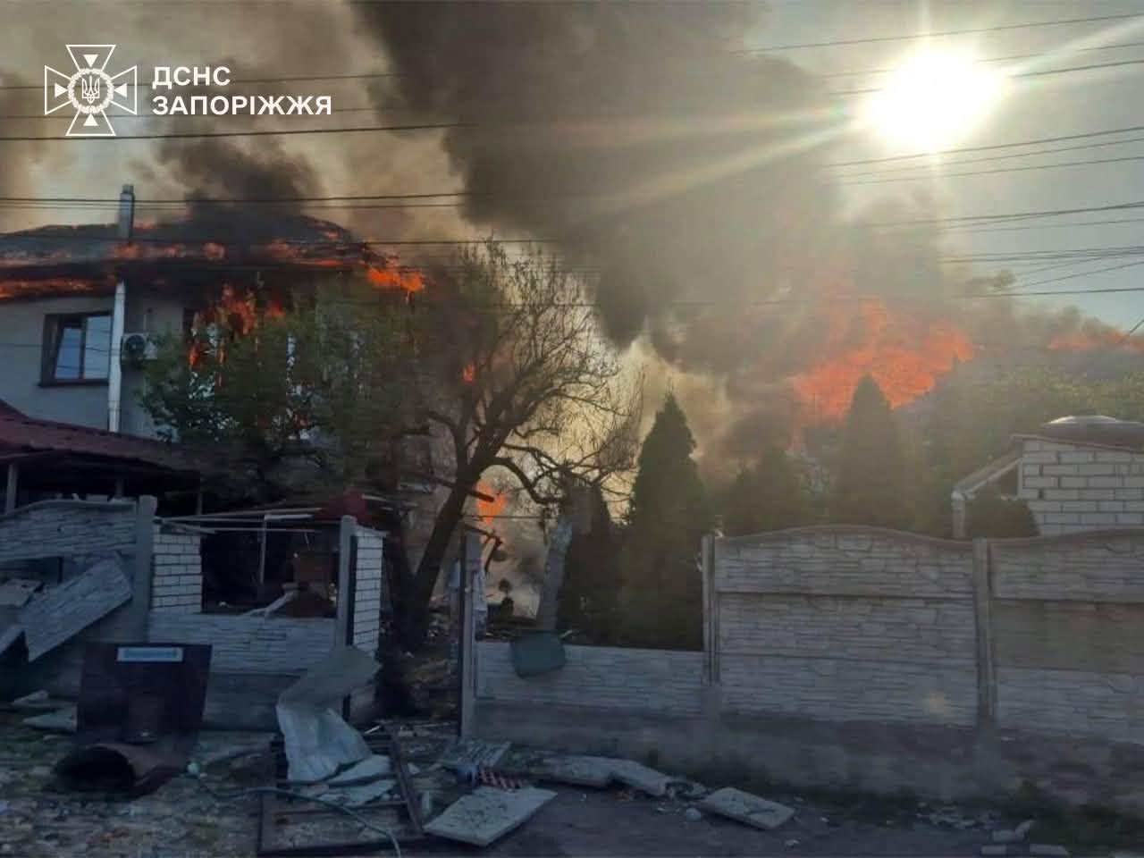 Фото (6) последствий удара КАБ по жилой многоэтажке в Запорожье. Источник – ГСЧС